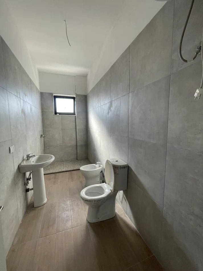 Tirane, shitet apartament 2+1+Ballkon Kati 5, 108 m² 135.000 € (Rruga ali shefqeti)