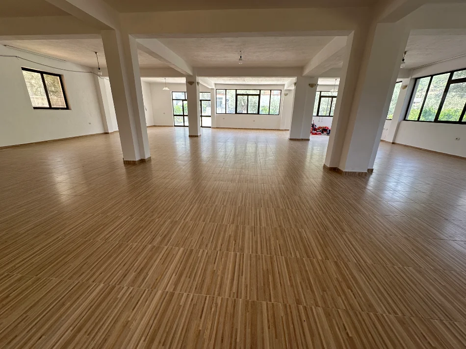 Tirane, jepet me qera ambjent biznesi Kati 0, 220 m² 1.000 € (Berzhite)