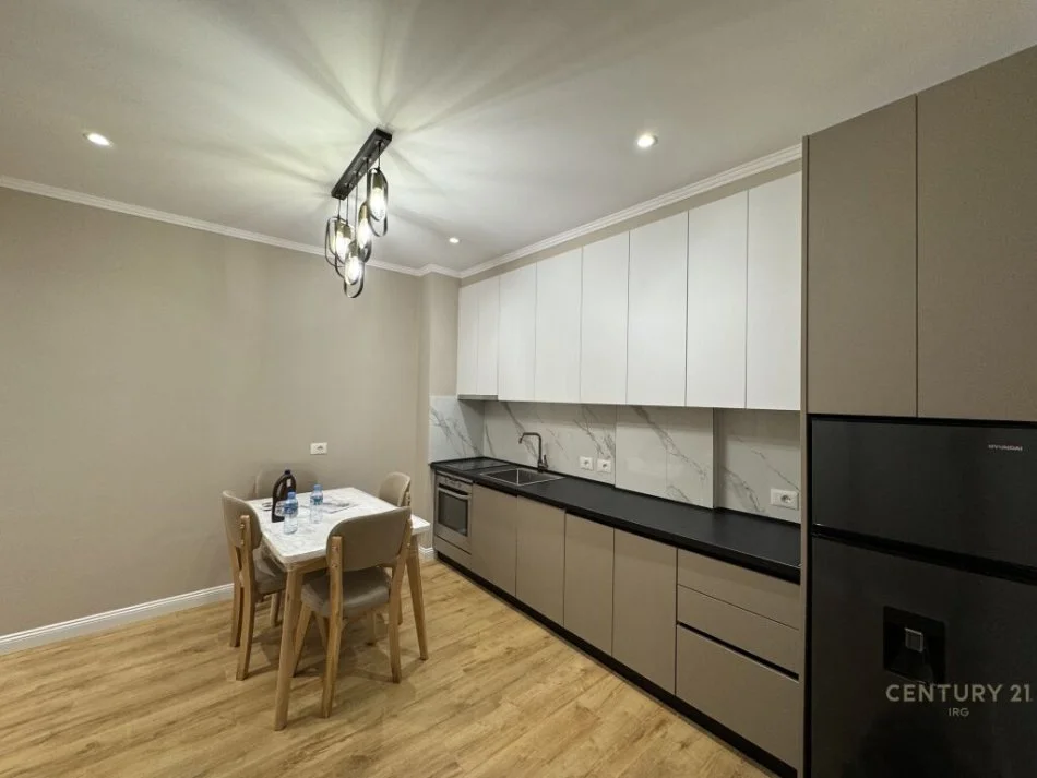 Tirane, jepet me qera apartament 2+1 Kati 2, 90 m² 650 €