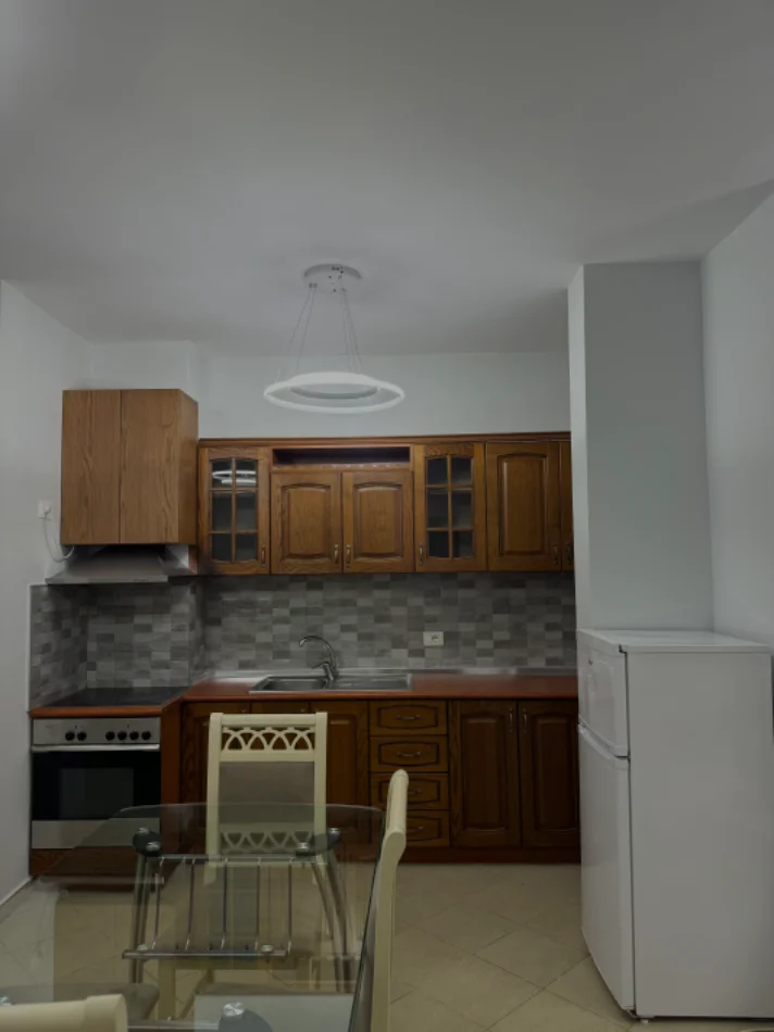 Tirane, jepet me qera apartament 1+1 Kati 3, 70 m² 560 € 
