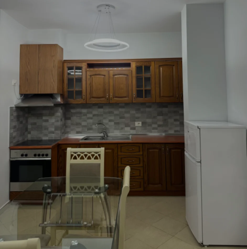 Tirane, jepet me qera apartament 1+1 Kati 3, 70 m² 520 € (Rruga Bill Klinton)