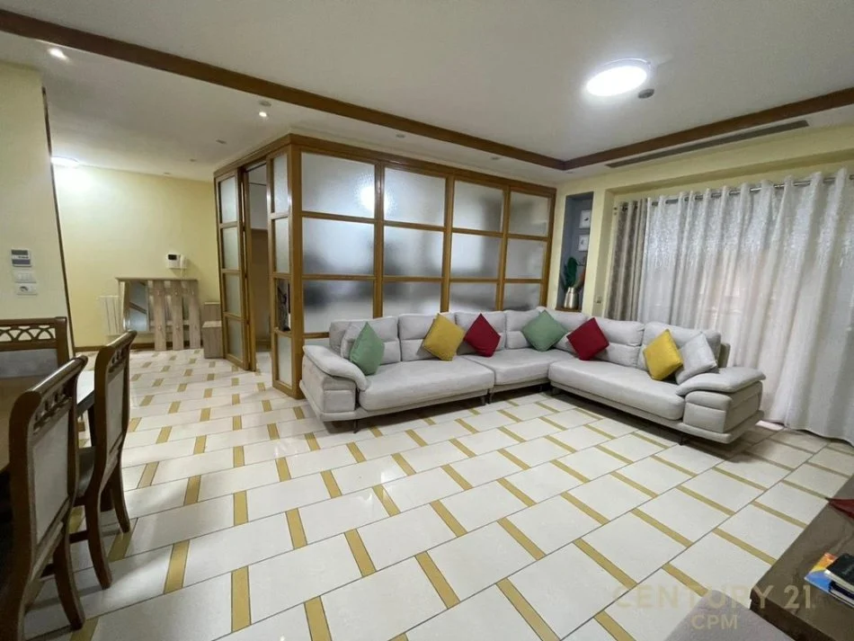 Tirane, jepet me qera apartament 3+1 Kati 3, 160 m² 1.300 € 