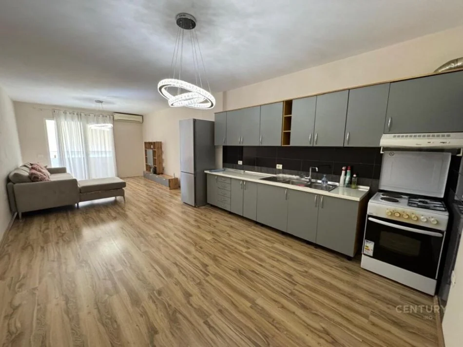 Tirane, jepet me qera apartament 2+1+Ballkon Kati 2, 140 m² 800 € 