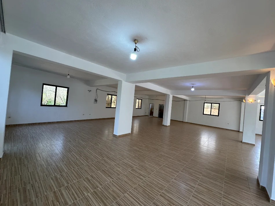 Tirane, jepet me qera ambjent biznesi Kati 0, 220 m² 1.000 € (Berzhite)
