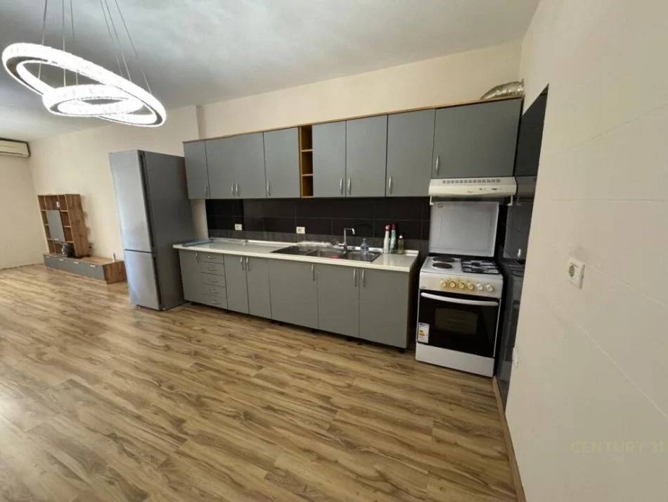 Tirane, jepet me qera apartament 2+1+Ballkon Kati 2, 140 m² 800 € 