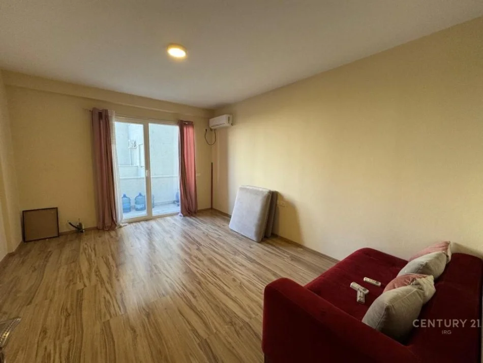 Tirane, jepet me qera apartament 2+1+Ballkon Kati 2, 140 m² 800 € 