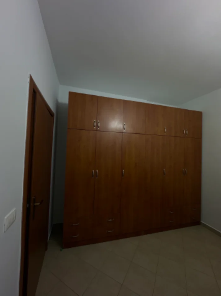 Tirane, jepet me qera apartament 1+1 Kati 3, 70 m² 519 € (Rruga Bill Klinton)