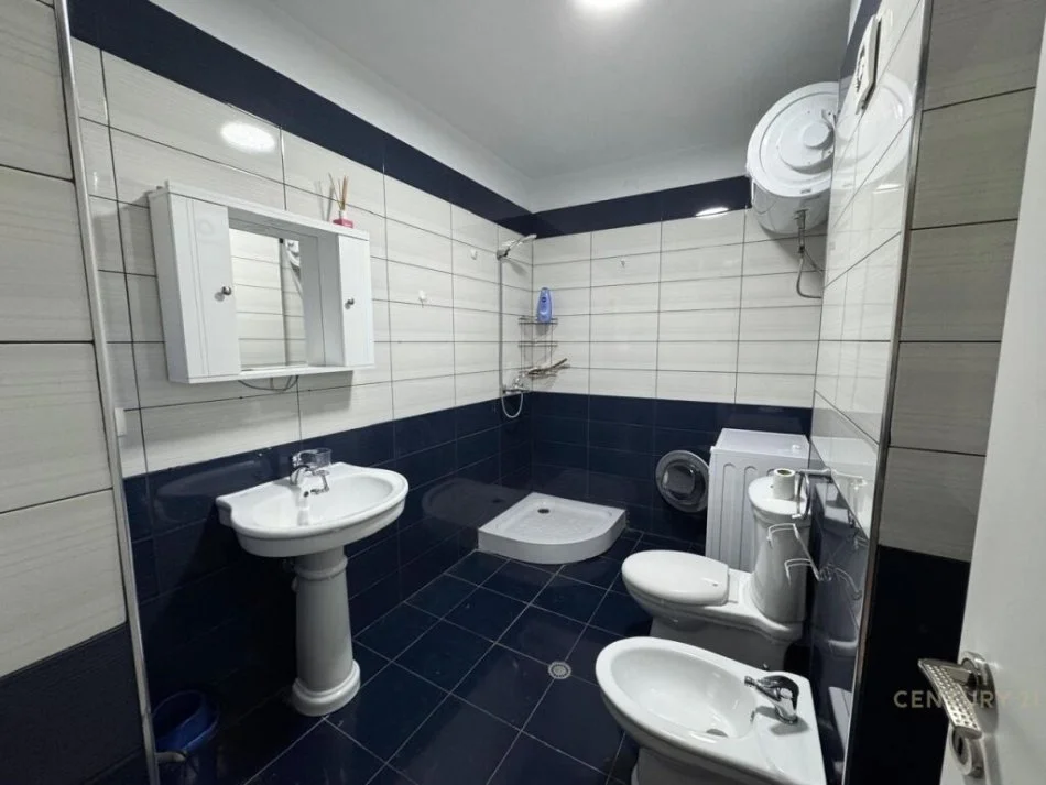 Tirane, jepet me qera apartament 2+1+Ballkon Kati 2, 140 m² 800 € 