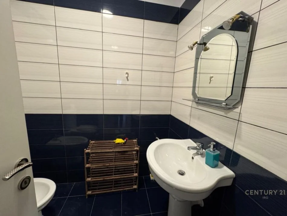 Tirane, jepet me qera apartament 2+1+Ballkon Kati 2, 140 m² 800 € 