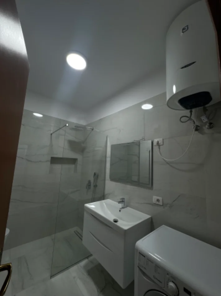 Tirane, jepet me qera apartament 1+1 Kati 3, 70 m² 520 € (Bill Klinton)