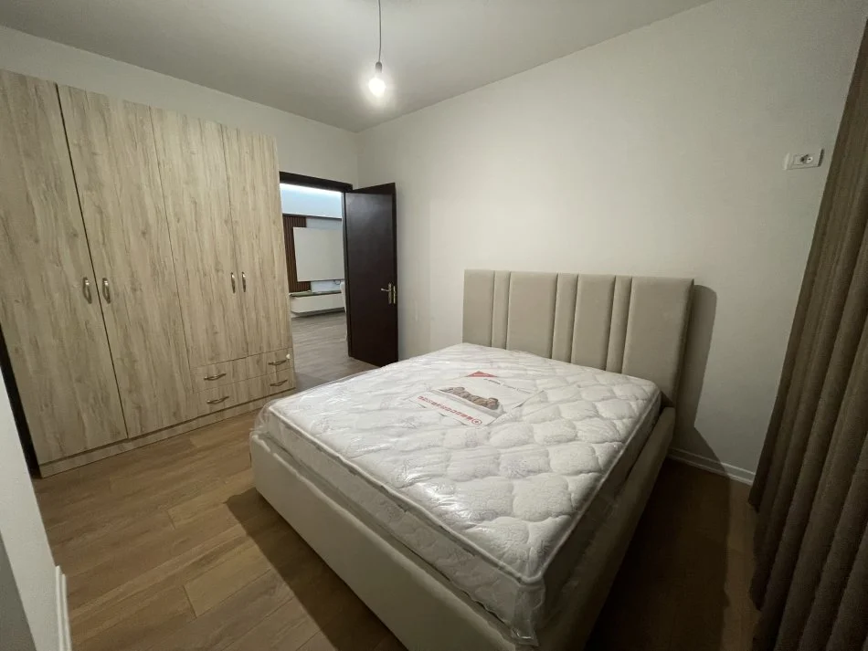 Tirane, jepet me qera 2+1 Kati 4, 70 m² 450 € (Loni Ligori)