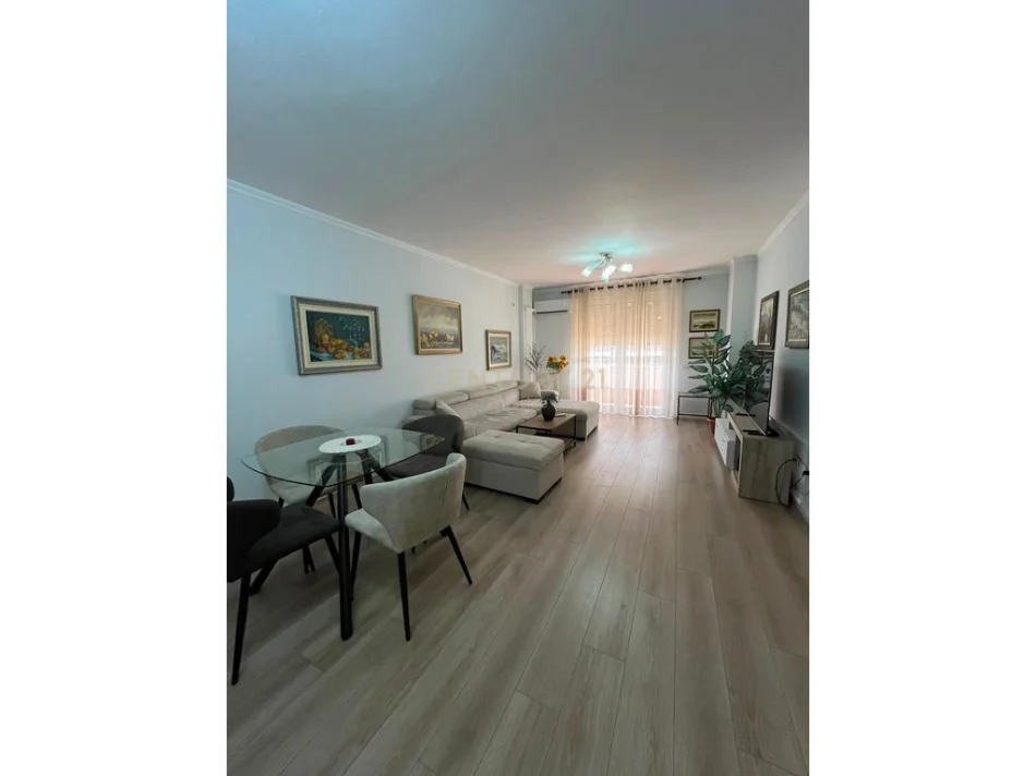 Tirane, jepet me qera apartament 1+1+Ballkon Kati 6, 85 m² 700 € 