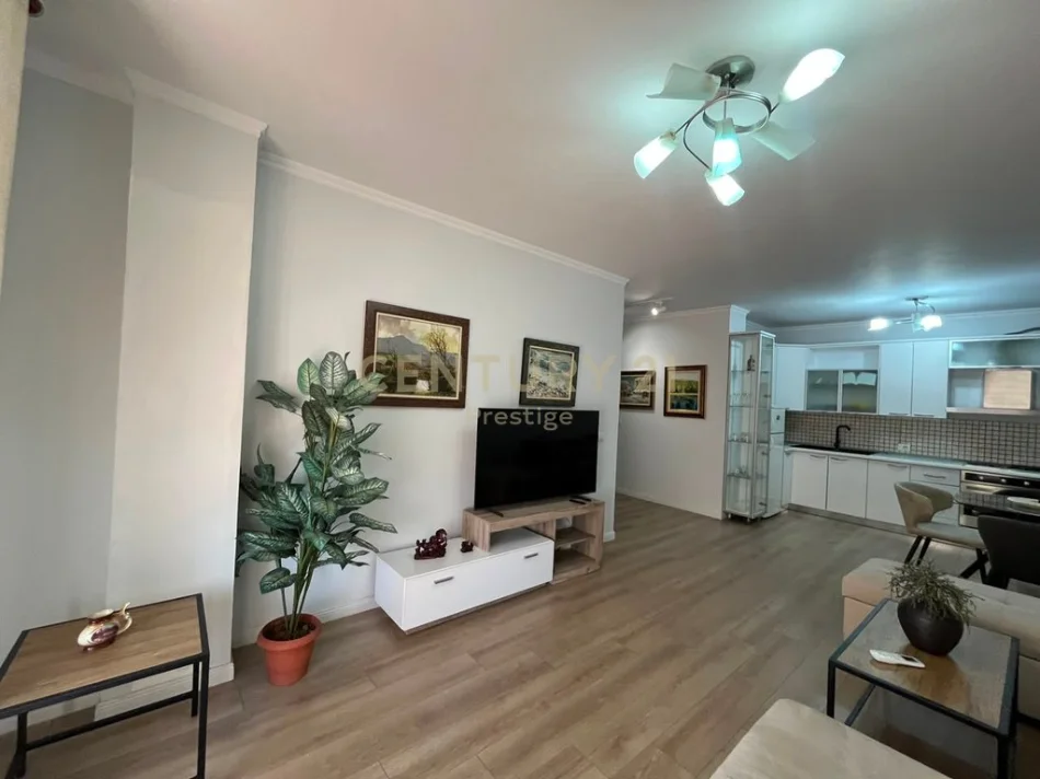 Tirane, jepet me qera apartament 1+1+Ballkon Kati 6, 85 m² 700 € 