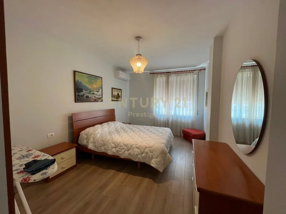 Tirane, jepet me qera apartament 1+1+Ballkon Kati 6, 85 m² 700 € 