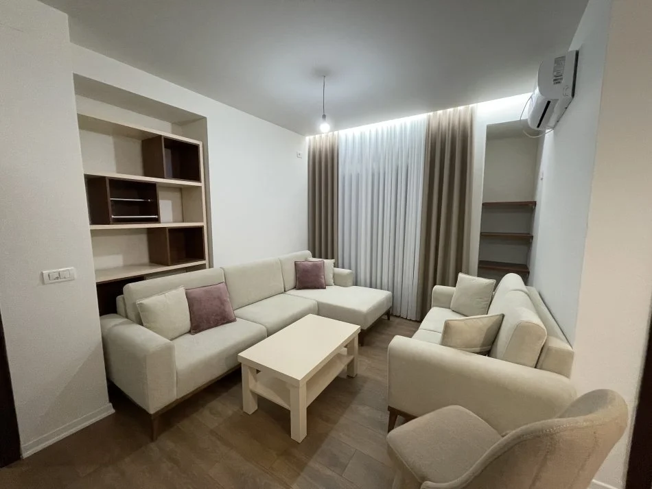 Tirane, jepet me qera 2+1 Kati 4, 70 m² 450 € (Loni Ligori)