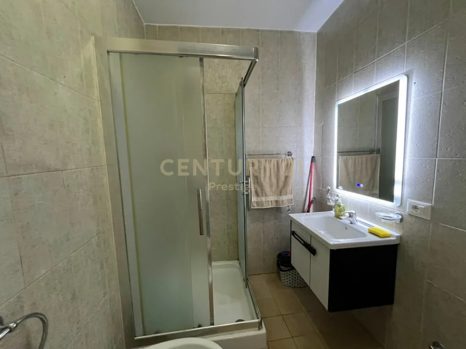 Tirane, jepet me qera apartament 1+1+Ballkon Kati 6, 85 m² 700 € 