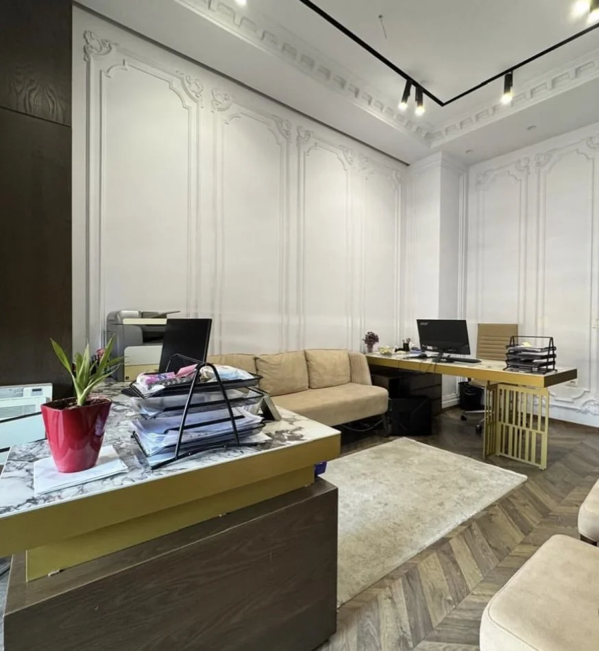 Tirane, jepet me qera ambjent biznesi Kati 7, 55 m² 650 € 