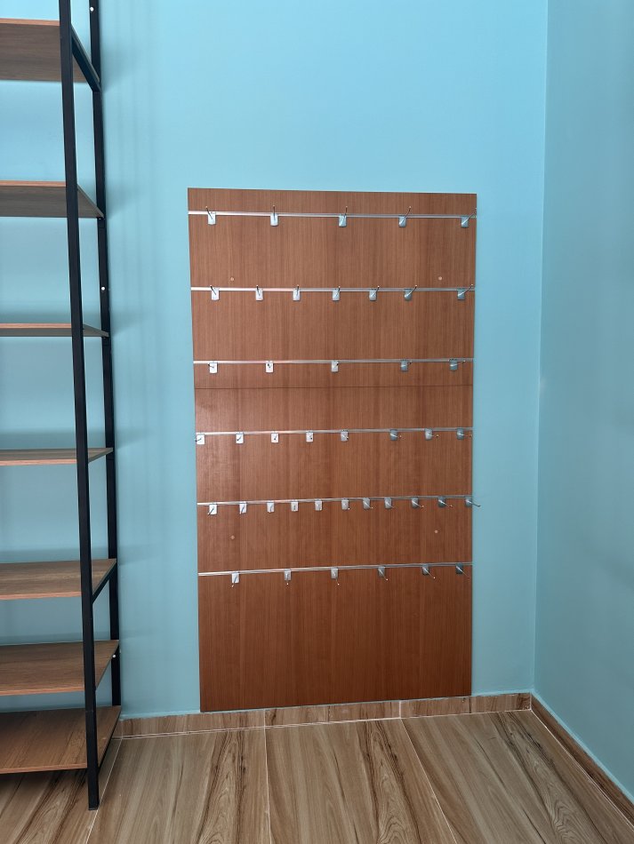 Tirane, shes mobilje per farmaci 1 €