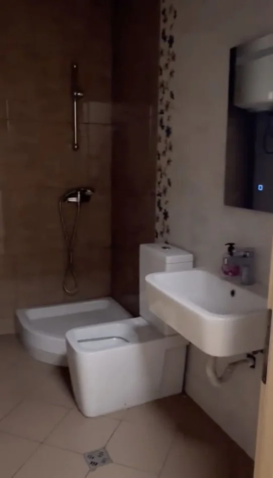 Tirane, jepet me qera zyre Kati 8, 123 m² 650 € (Kompleksi Kontakt 21 Dhjetori)