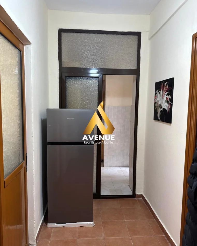 Tirane, jap me qera apartament 1+1 , 50 m² 500 € (Prane universitetit Juridik)