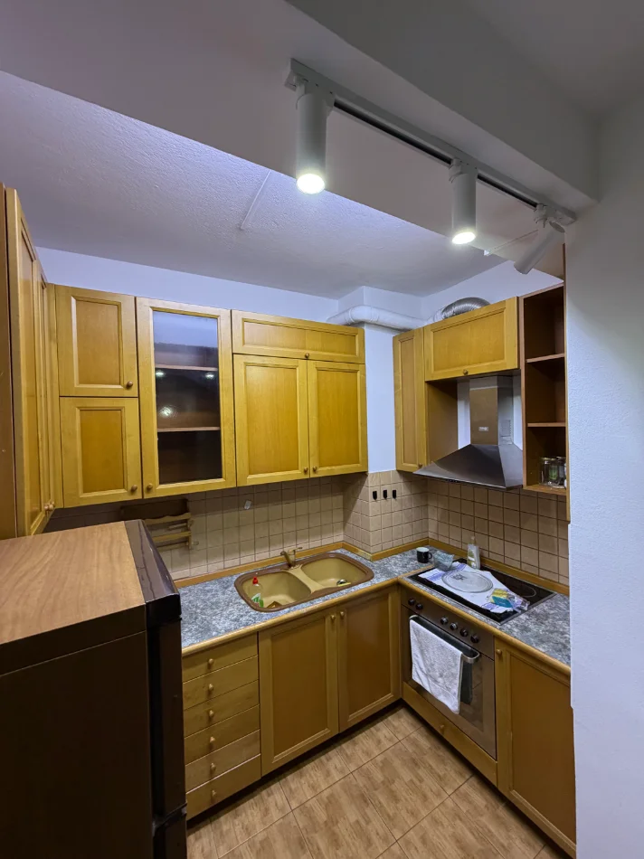 Tirane, jepet me qera apartament 2+1+Ballkon Kati 5, 70 m² 55.000 € 