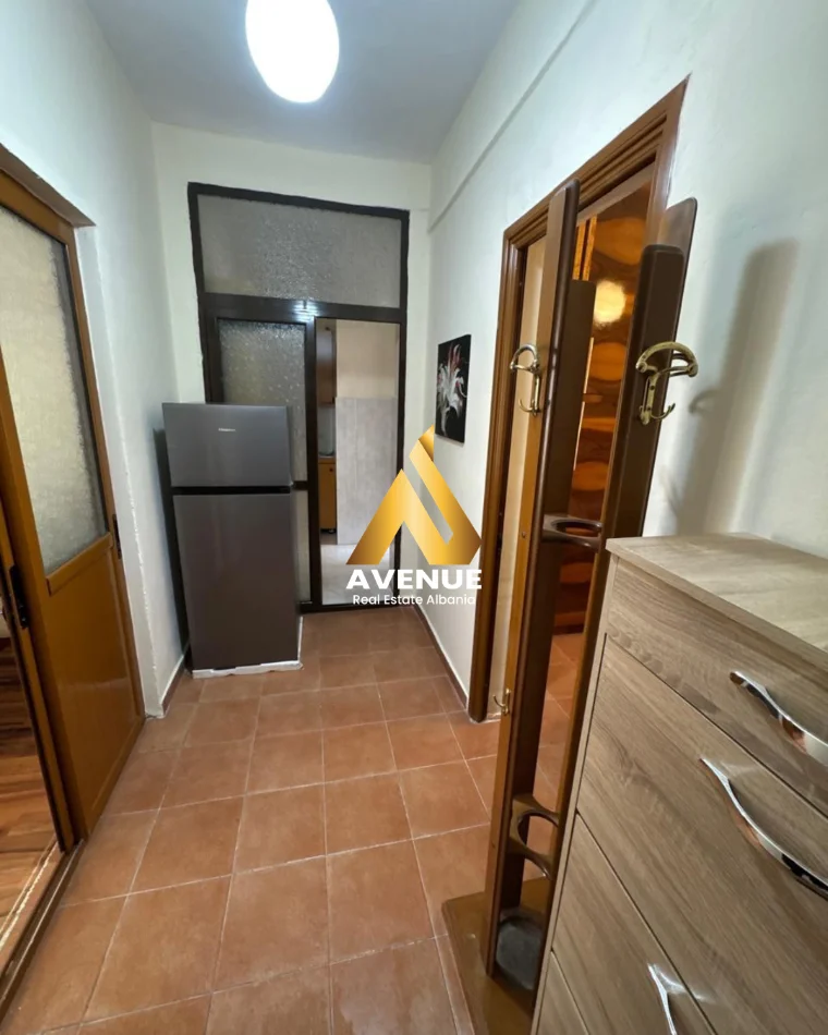 Tirane, jap me qera apartament 1+1 , 50 m² 500 € (Prane universitetit Juridik)