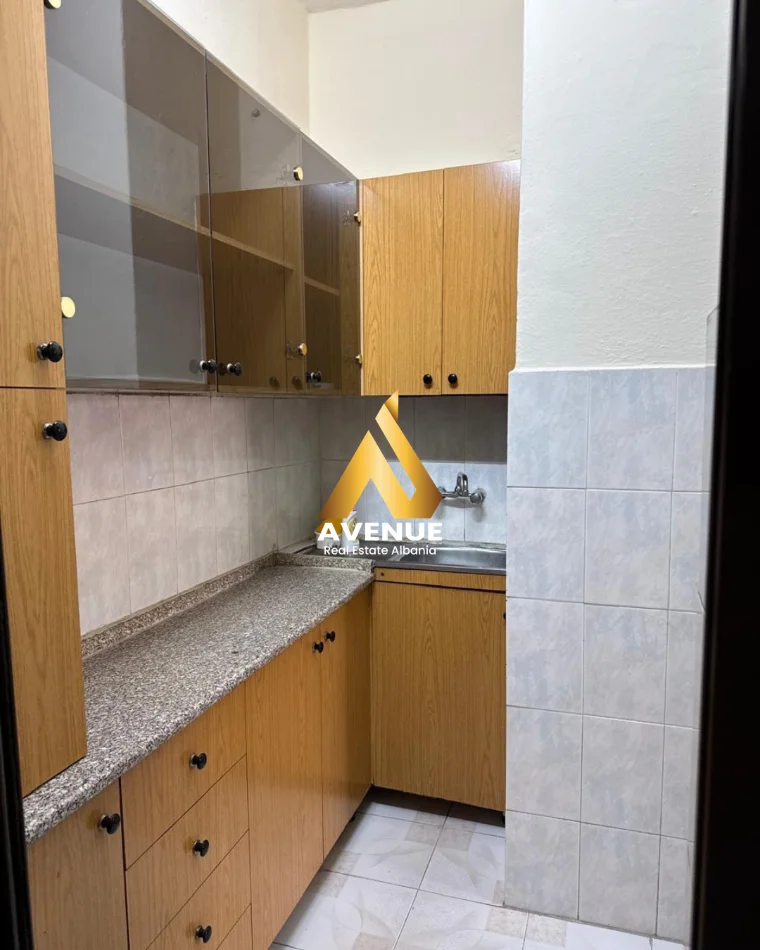 Tirane, jap me qera apartament 1+1 , 50 m² 500 € (Prane universitetit Juridik)