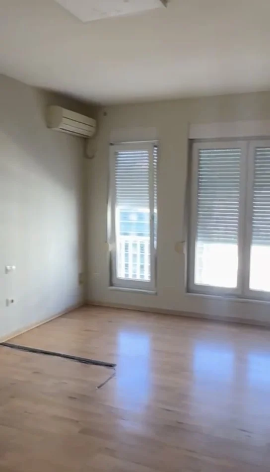 Tirane, jepet me qera zyre Kati 8, 123 m² 650 € (Kompleksi Kontakt 21 Dhjetori)