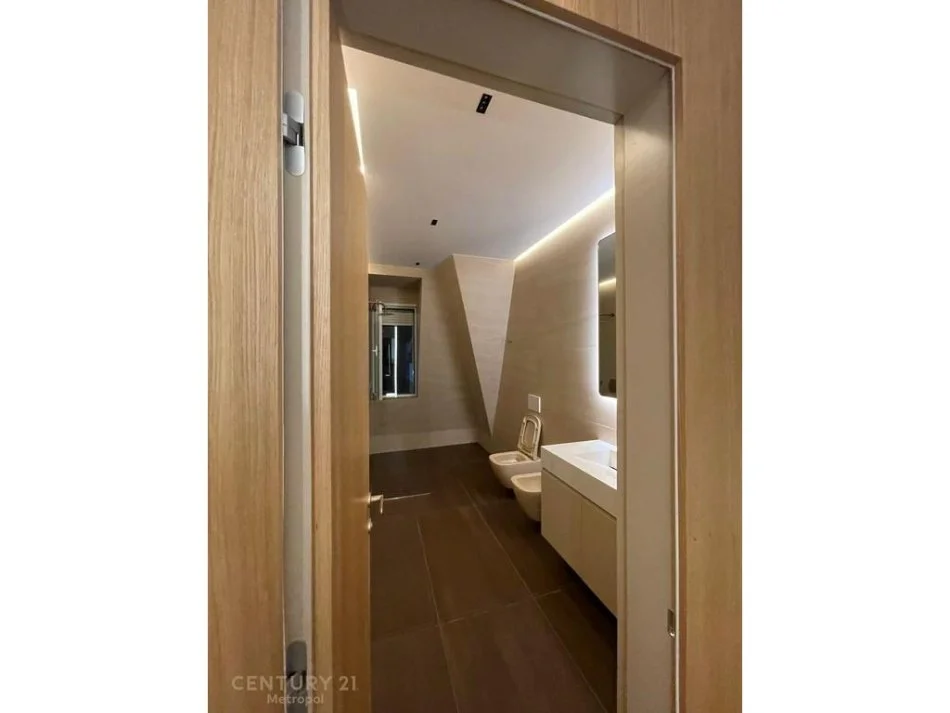 Tirane, jepet me qera apartament 2+1 Kati 1, 120 m² 2.200 € 