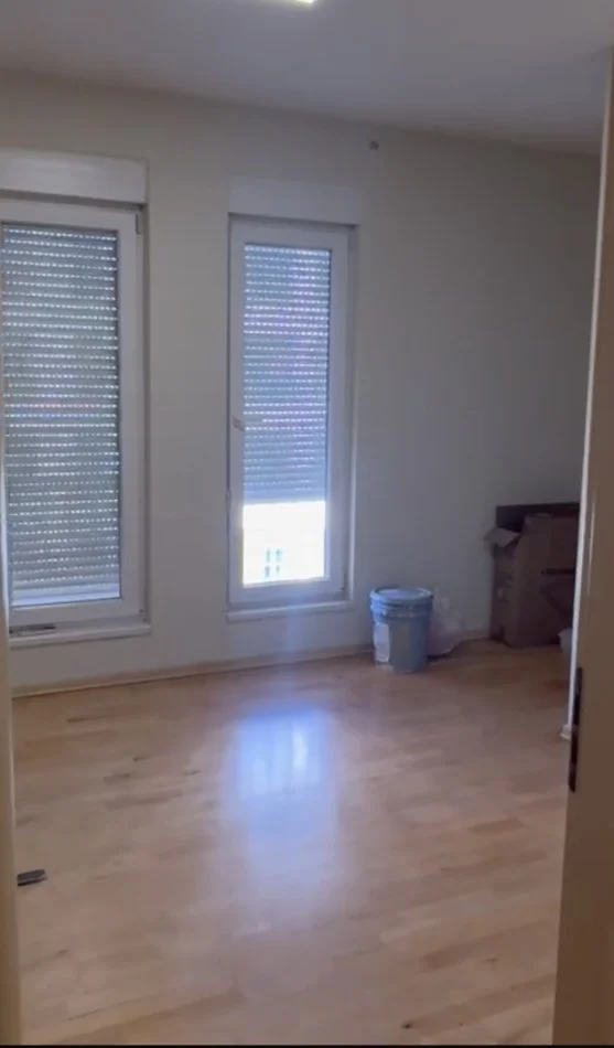 Tirane, jepet me qera zyre Kati 8, 123 m² 650 € (Kompleksi Kontakt 21 Dhjetori)