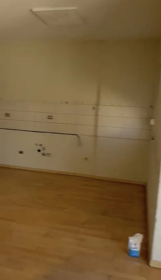 Tirane, jepet me qera zyre Kati 8, 123 m² 650 € (Kompleksi Kontakt 21 Dhjetori)