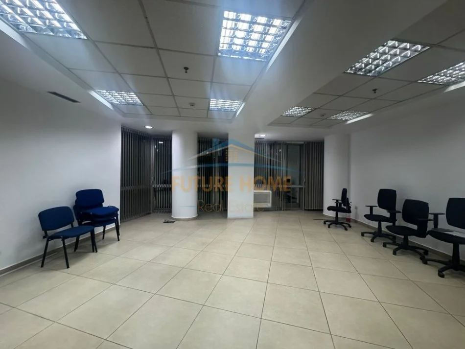 Tirane, jepet me qera ambjent biznesi Kati 7, 202 m² 2.200 € 