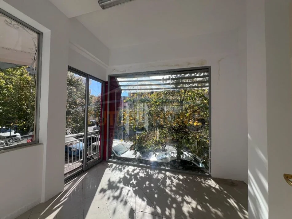 Tirane, jepet me qera ambjent biznesi Kati 0, 147 m² 1.500 €