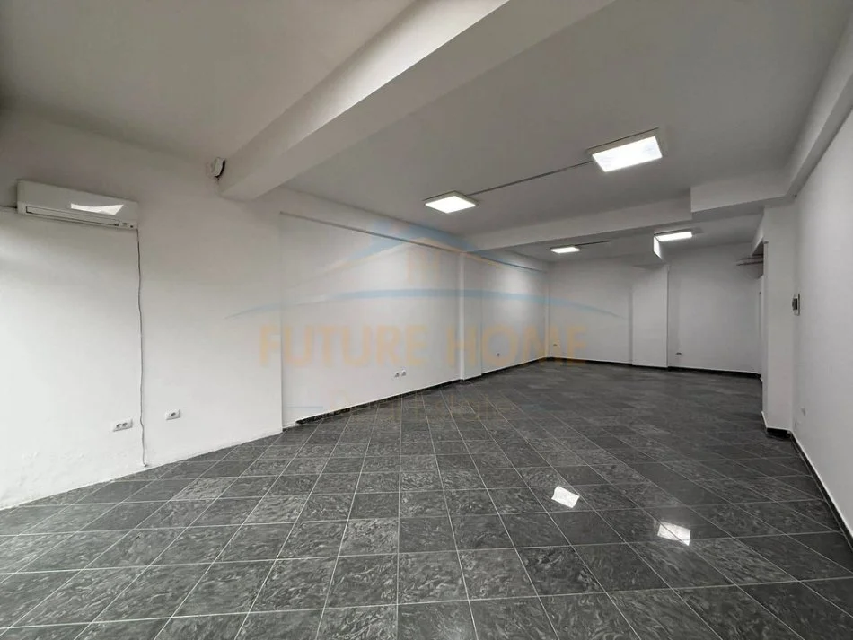 Tirane, jepet me qera ambjent biznesi Kati 0, 220 m² 2.200 €