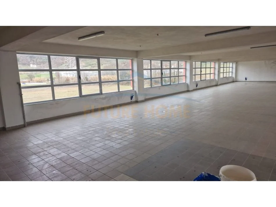 Tirane, jepet me qera Kati 0, 720 m² 2.200 €