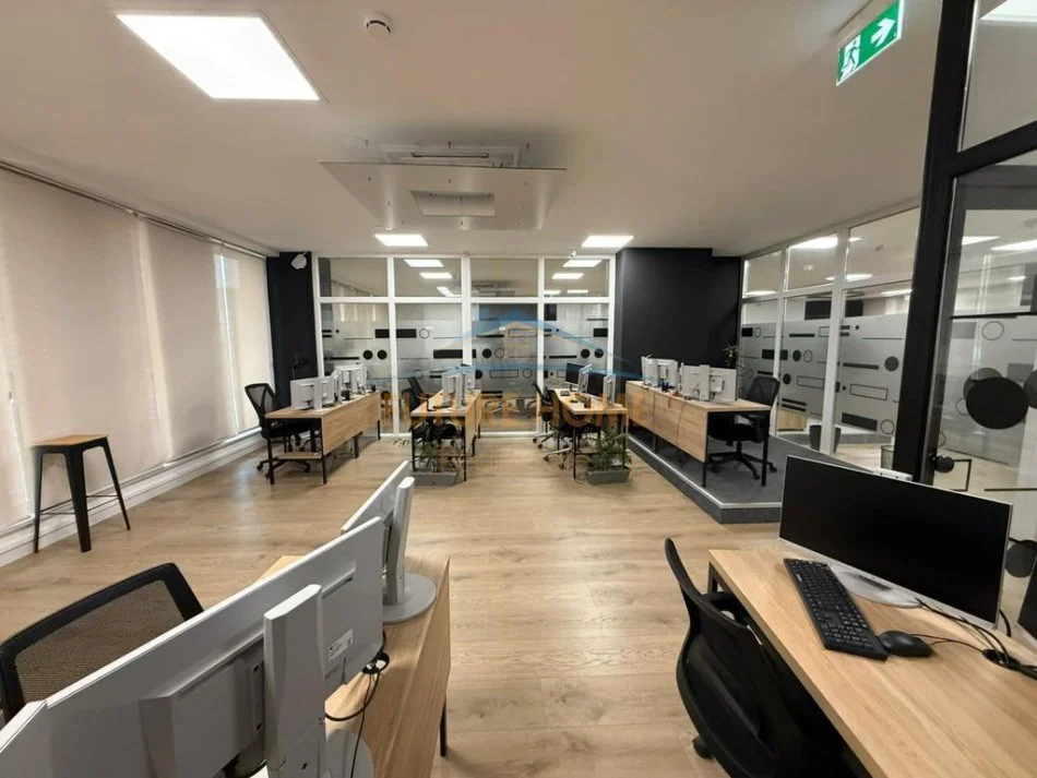 Tirane, jepet me qera zyre Kati 1, 528 m² 11.500 €