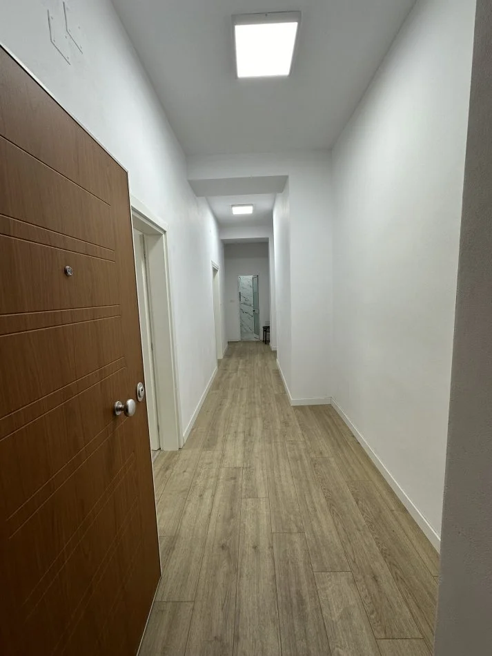 Tirane, jepet me qera zyre Kati 3, 100 m² 1.000 € (Myslym Shyri , Shallvaret)