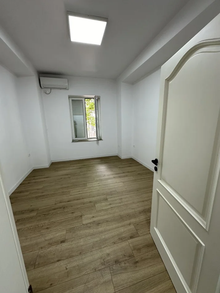 Tirane, jepet me qera zyre Kati 3, 100 m² 1.000 € (Myslym Shyri , Shallvaret)