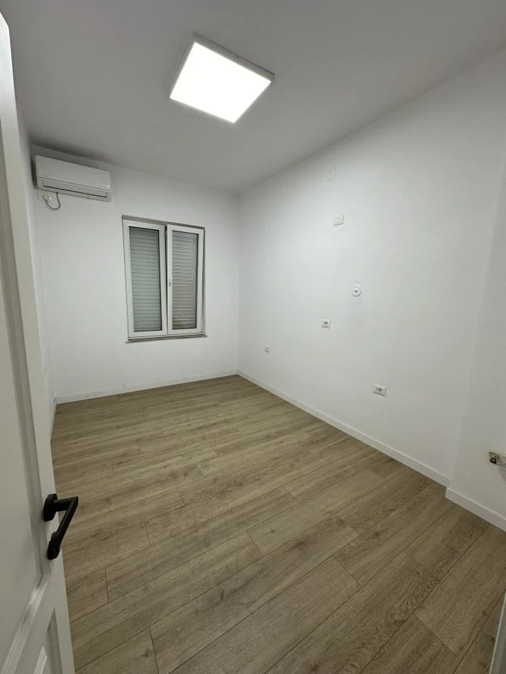 Tirane, jepet me qera zyre Kati 3, 100 m² 1.000 € (Myslym Shyri , Shallvaret)