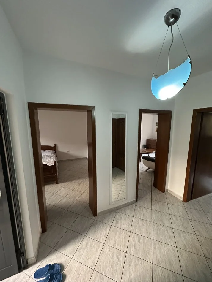 Tirane, jap me qera apartament 2+1 Kati 4, 65 m² 400 € (Rruga e Manastirit, mrapa gjimnazit Çajupi)