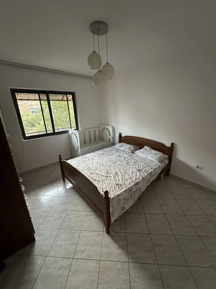 Tirane, jap me qera apartament 2+1 Kati 4, 65 m² 400 € (Rruga e Manastirit, mrapa gjimnazit Çajupi)