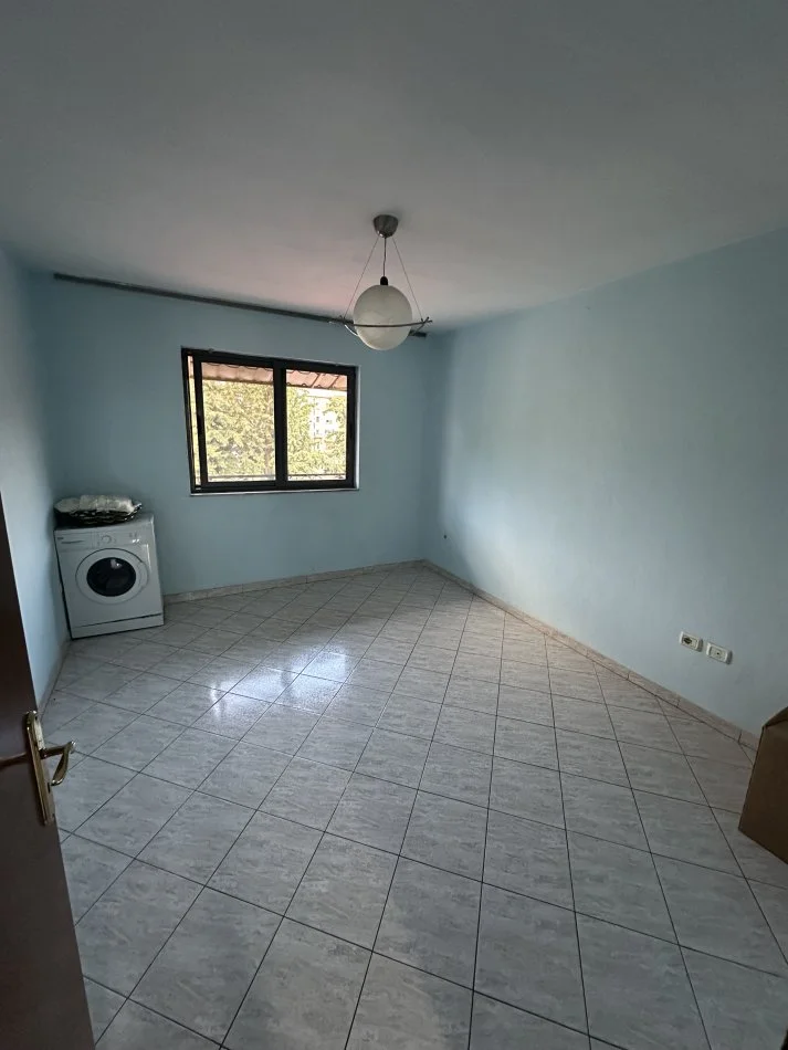 Tirane, jap me qera apartament 2+1 Kati 4, 65 m² 400 € (Rruga e Manastirit, mrapa gjimnazit Çajupi)