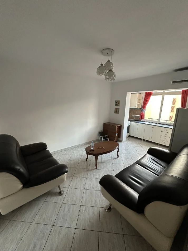 Tirane, jap me qera apartament 2+1 Kati 4, 65 m² 400 € (Rruga e Manastirit, mrapa gjimnazit Çajupi)
