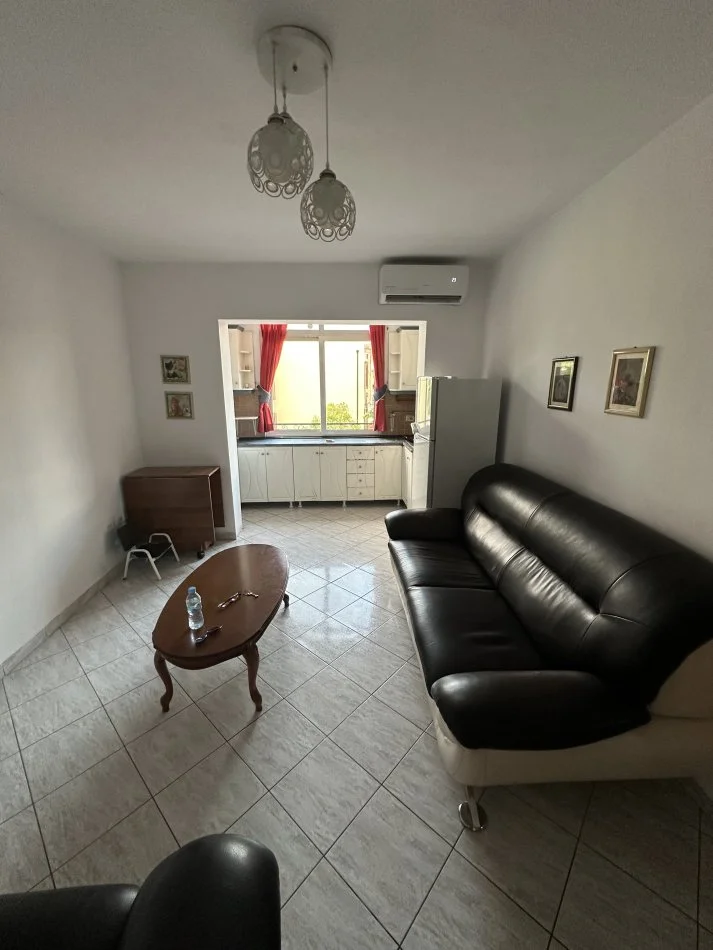 Tirane, jap me qera apartament 2+1 Kati 4, 65 m² 400 € (Rruga e Manastirit, mrapa gjimnazit Çajupi)