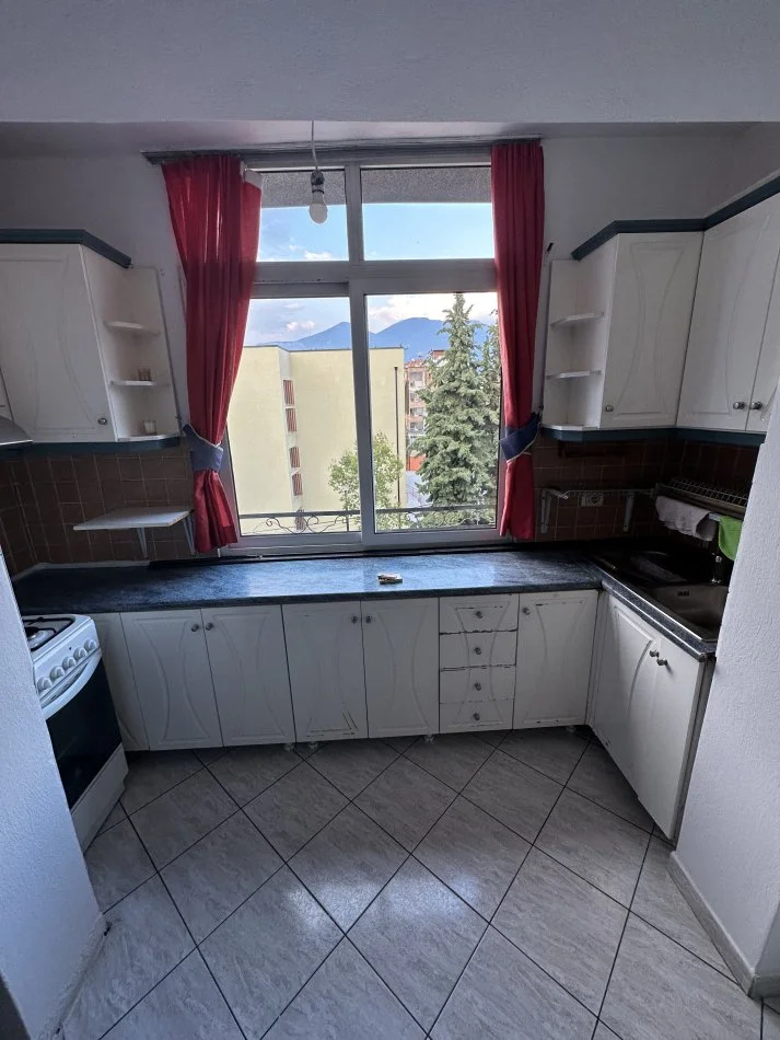 Tirane, jap me qera apartament 2+1 Kati 4, 65 m² 400 € (Rruga e Manastirit, mrapa gjimnazit Çajupi)