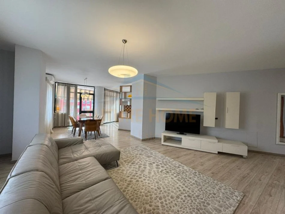 Tirane, jepet me qera apartament 3+1+Ballkon Kati 5, 185 m² 2.490 € (Liqeni Artfcial)