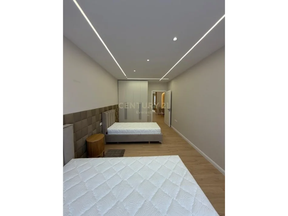 Tirane, shitet apartament 2+1+Ballkon , 184.000 € 