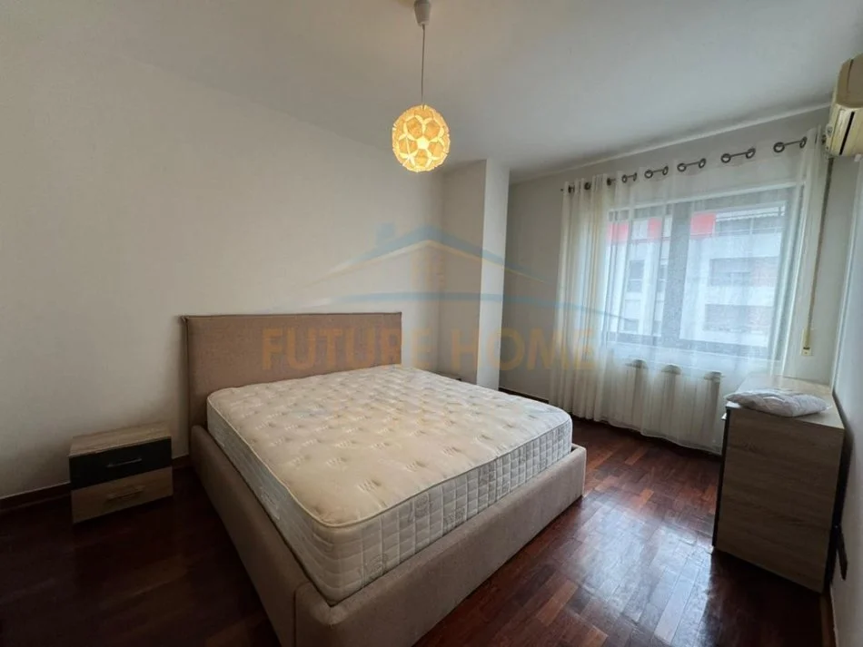 Tirane, jepet me qera apartament 3+1+Ballkon Kati 5, 185 m² 2.490 € (Liqeni Artfcial)