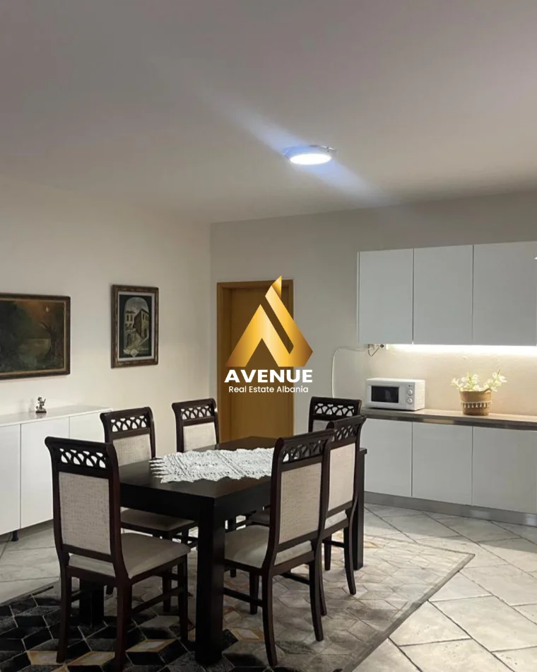 Tirane, jepet me qera Vile 2+1 Kati 1, 160 m² 650 € (Rruga Hoxha Tahsim)