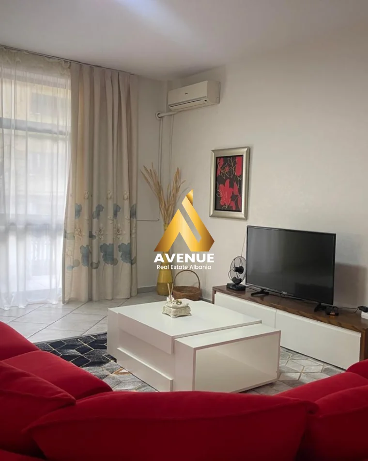 Tirane, jepet me qera Vile 2+1 Kati 1, 160 m² 650 € (Rruga Hoxha Tahsim)